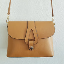 Lataa kuva Galleria-katseluun, Keskikokoinen AGATA nahkalaukku on ajaton crossbody malli omalla karakterillaan. Mukava ja laadukas, tyylikäs suljin, sisällä vetoketjullinen sivutasku ja säädettävä olkahihna.  Koko: pituus 25 cm, korkeus 19 cm, syvyys 9 cm  Hihna : max pituus 112 cm, leveys 1,5 cm  Materiaali: aito nahka  Valmistusmaa: Italia
