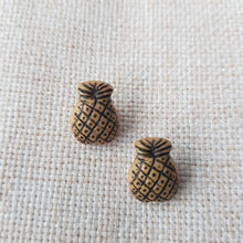 Lataa kuva Galleria-katseluun, ANANAS kantanappi sopii lastenvaatteisiin ja koriste/askartelunapiksi. Koko: korkeus 1.5 cm, leveys 1.1 cm  Materiaali: muovi
