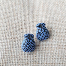 Lataa kuva Galleria-katseluun, ANANAS kantanappi sopii lastenvaatteisiin ja koriste/askartelunapiksi. Koko: korkeus 1.5 cm, leveys 1.1 cm  Materiaali: muovi
