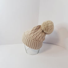 Lataa kuva Galleria-katseluun, Angela neulepipo, jossa on leveä kääntöreuna. Pipo kimaltelee hennosti sekaan neulotun lurex-langan ansiosta. 3 trendiväriä: roosa, beige, harmaa. Yksi koko. Materiaali: 80% viskoosi, 12% elastaani, 8% villa. Hoito-ohje: 30 asteen pesu.
