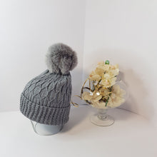 Lataa kuva Galleria-katseluun, Angela neulepipo, jossa on leveä kääntöreuna. Pipo kimaltelee hennosti sekaan neulotun lurex-langan ansiosta. 3 trendiväriä: roosa, beige, harmaa. Yksi koko. Materiaali: 80% viskoosi, 12% elastaani, 8% villa. Hoito-ohje: 30 asteen pesu.
