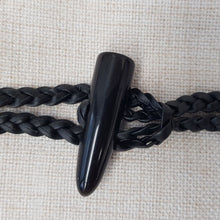 Lataa kuva Galleria-katseluun, Tyylikäs musta duffelisolki, jossa on letitetty nahkajäljitemänauha ja polyesteri duffelinappi. Kummatkin puolet ovat noin 9 cm pitkät.
