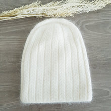 Lataa kuva Galleria-katseluun, Tyylikäs, kevyt ja  lämmin, angora beanie pipo.  Materiaali: 50% angora, 30% viskoosi, 20% villa  Värit: valkoinen, vaaleansininen, vaaleanpunainen ja ruskea
