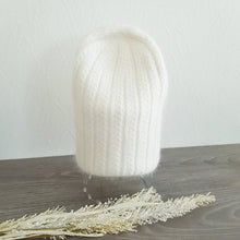 Lataa kuva Galleria-katseluun, Tyylikäs, kevyt ja  lämmin, angora beanie pipo.  Materiaali: 50% angora, 30% viskoosi, 20% villa  Värit: valkoinen, vaaleansininen, vaaleanpunainen ja ruskea
