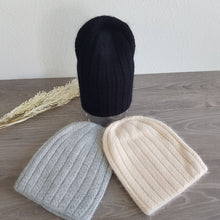 Lataa kuva Galleria-katseluun, Tyylikäs, kevyt ja lämmin, angora beanie pipo.  Materiaali: 50% angora, 30% viskoosi, 20% villa  Värit: harmaa, luonnonvalkoinen ja musta

