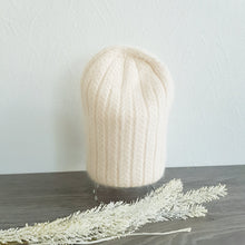 Lataa kuva Galleria-katseluun, Tyylikäs, kevyt ja lämmin, angora beanie pipo.  Materiaali: 50% angora, 30% viskoosi, 20% villa  Värit: harmaa, luonnonvalkoinen ja musta
