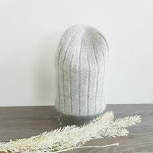 Lataa kuva Galleria-katseluun, Tyylikäs, kevyt ja lämmin, angora beanie pipo.  Materiaali: 50% angora, 30% viskoosi, 20% villa  Värit: harmaa, luonnonvalkoinen ja musta
