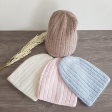 Lataa kuva Galleria-katseluun, Tyylikäs, kevyt ja  lämmin, angora beanie pipo.  Materiaali: 50% angora, 30% viskoosi, 20% villa  Värit: valkoinen, vaaleansininen, vaaleanpunainen ja ruskea
