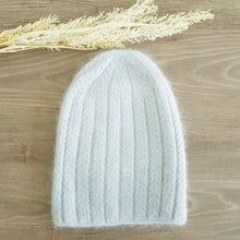 Lataa kuva Galleria-katseluun, Tyylikäs, kevyt ja lämmin, angora beanie pipo.  Materiaali: 50% angora, 30% viskoosi, 20% villa  Värit: harmaa, luonnonvalkoinen ja musta
