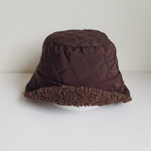 Lataa kuva Galleria-katseluun, Trendikäs tikattu bucket-hattu, jota kutsutaan myös kalastajanhatuksi.  Päällinen on tuulenpitävää tikkikangasta , sisäpuoli pehmeää tekoturkista.  Materiaali: 100% viskoosi  Pesu-ohje: käsinpesu
