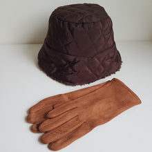 Lataa kuva Galleria-katseluun, Trendikäs tikattu bucket-hattu, jota kutsutaan myös kalastajanhatuksi.  Päällinen on tuulenpitävää tikkikangasta , sisäpuoli pehmeää tekoturkista.  Materiaali: 100% viskoosi  Pesu-ohje: käsinpesu
