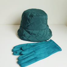 Lataa kuva Galleria-katseluun, Trendikäs tikattu bucket-hattu, jota kutsutaan myös kalastajanhatuksi.  Päällinen on tuulenpitävää tikkikangasta , sisäpuoli pehmeää tekoturkista.  Materiaali: 100% viskoosi  Pesu-ohje: käsinpesu

