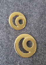Lataa kuva Galleria-katseluun, Näyttävä ja tyylikäs kultainen kantanappi, jossa on kaksi sisäkkäistä rengasta. Kangas näkyy napin läpi. Koot 23 mm ja 28 mm.
