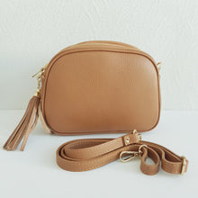 Lataa kuva Galleria-katseluun, Italialainen LILY-nahkalaukku kolmella vetoketjuosastolla ja säädettävällä nahkahihnalla. Käytännöllinen konjakinvärinen crossbody arkeen.

