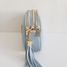 Lataa kuva Galleria-katseluun, LILY vaaleansininen nahkainen crossbody-laukku sivusta kuvattuna
