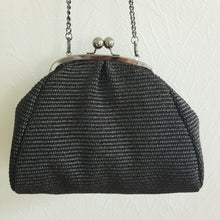 Lataa kuva Galleria-katseluun, LUISA viimeistelee kesäisen tyylin kevyesti ja elegantisti. Punottu raffiapinta, irrotettava tummanhopea metallihihna ja kaunis clutch-malli. Valmistettu Italiassa.

