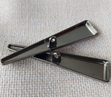 Lataa kuva Galleria-katseluun, Tyylikäs tumman hopea kannallinen metallinappi, joka sopii takkien tai neuleiden kiinnitykseen. Nappi on pituudeltaan noin 6 cm pitkä, joten tämä sopii mainiosti duffelinapiksi.

