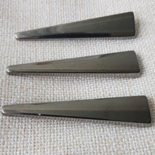 Lataa kuva Galleria-katseluun, Tyylikäs tumman hopea kannallinen metallinappi, joka sopii takkien tai neuleiden kiinnitykseen. Nappi on pituudeltaan noin 6 cm pitkä, joten tämä sopii mainiosti duffelinapiksi.
