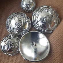 Lataa kuva Galleria-katseluun, Kaunis metallinen kukkanappi kannalla. Napin pinnassa on kukkaköynnöksen kohokuvio. Väri on kirkas hopea, koot 15 mm, 18 mm, 23 mm, 25 mm, 28 mm.
