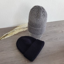 Lataa kuva Galleria-katseluun,  Lämmin, pehmeä  Mira pipo leveällä kääntöreunalla.   Materiaali : 100% viskoosi  Värit: harmaa ja musta   
