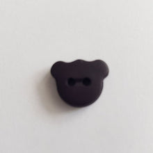 Lataa kuva Galleria-katseluun, Matta pintainen nalle-nappi, 15 mm leveys, läpiommeltava, 2 reikää. Hauska ja värikäs nappi sopii lasten paitoihin, neuleisiin, mekkoihin ja käy koristenapiksi.  Kymmenen eri väriä: valkoinen, beige, vaaleanpunainen, keltainen, punainen, oranssi, lila, sinappi, turkoosi, tummansininen, tummanruskea, musta.
