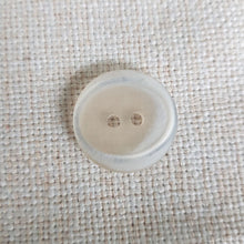 Lataa kuva Galleria-katseluun, Kaksireikäinen helmiäispintainen mattanappi, koko 23 cm, viisi eri väriä. Nappi on tyylikäs ja klassinen polyesterinappi, joka sopii aina erilaisiin pukutakkeihin, bleisereihin, neuleisiin ja kevyttakkeihin.
