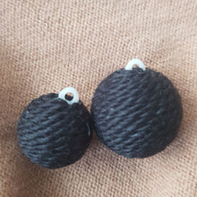 Lataa kuva Galleria-katseluun, Musta pallonappi kannalla, napin pinta on päällystetty mustalla langalla. Nappi on täysin pyöreä ja alla kanta, josta nappi ommellaan kiinni. Koot 15 mm, 18 mm, 20 mm, 25 mm.
