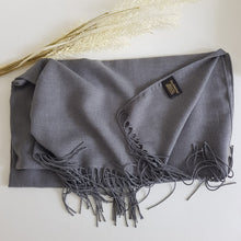 Lataa kuva Galleria-katseluun, Tyylikkäät ja pehmeät PASHMIINA huivit.  Koko: 80 X 180 cm  Materiaali: 65 % polyester, 35% viscose  Valmistusmaa Italia
