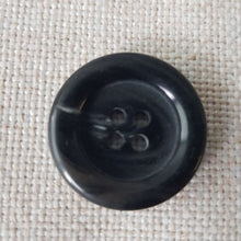 Lataa kuva Galleria-katseluun, Kaunis kiiltävä meleerattu läpiommelta polyesteri perus takkinappi. Sopii takkeihin ja neuleisiin. Napin paksuus 6 mm. Värit: harmaa, ruskea, mustanharmaa . Koko 28 mm.
