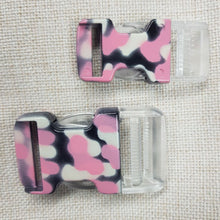 Lataa kuva Galleria-katseluun, Pistosolki ARMY sopii erilaisiin laukkuihin, reppuihin, rinkkoihin ja takkien vyöksi. Materiaali muovi. Värit  rosa/ transparent ja vihreä/ transparent. 20mm  ja 30mm nauhalle
