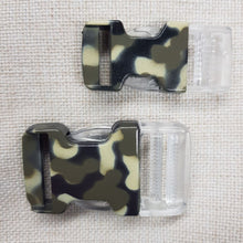 Lataa kuva Galleria-katseluun, Pistosolki ARMY sopii erilaisiin laukkuihin, reppuihin, rinkkoihin ja takkien vyöksi. Materiaali muovi. Värit  rosa/ transparent ja vihreä/ transparent. 20mm  ja 30mm nauhalle
