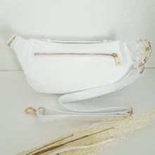 Lataa kuva Galleria-katseluun, Trendikäs ROSI  crossbody vyölaukku on käytännöllinen ja tyylikäs asuste. Laukussa on kaksi vetoketjullista taskua: ulkotasku ja sisätasku, myös laukun kiinnitystapa on vetoketju.   Ristivartalolaukkuun kuuluu lyhyehkö kantokahva ja säädettävä hihna.  Materiaali: aito nahka  Säädettävä olkahihna: max pituus 100 cm, leveys 2.5 cm  Mitat: pituus 35 cm, korkeus 17 cm  Valmistettu Italiassa
