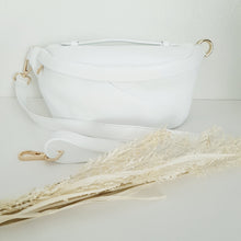 Lataa kuva Galleria-katseluun, Trendikäs ROSI  crossbody vyölaukku on käytännöllinen ja tyylikäs asuste. Laukussa on kaksi vetoketjullista taskua: ulkotasku ja sisätasku, myös laukun kiinnitystapa on vetoketju.   Ristivartalolaukkuun kuuluu lyhyehkö kantokahva ja säädettävä hihna.  Materiaali: aito nahka  Säädettävä olkahihna: max pituus 100 cm, leveys 2.5 cm  Mitat: pituus 35 cm, korkeus 17 cm  Valmistettu Italiassa
