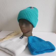 Lataa kuva Galleria-katseluun, Lämmin ja  ajaton SELJA beanie pipo. Paksu kääntöreuna takaa hyvän istuvuuden päähän.  Pipo kimaltelee hennosti sekaan laitetun lurex-langan ansiosta.  Materiaali 60% angora, 30villa, 10% viskoosi
