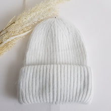 Lataa kuva Galleria-katseluun, Lämmin ja  ajaton SELJA beanie pipo. Paksu kääntöreuna takaa hyvän istuvuuden päähän.  Pipo kimaltelee hennosti sekaan laitetun lurex-langan ansiosta.  Materiaali 60% angora, 30villa, 10% viskoosi

