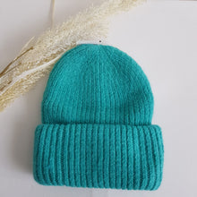 Lataa kuva Galleria-katseluun, Lämmin ja  ajaton SELJA beanie pipo. Paksu kääntöreuna takaa hyvän istuvuuden päähän.  Pipo kimaltelee hennosti sekaan laitetun lurex-langan ansiosta.  Materiaali 60% angora, 30villa, 10% viskoosi
