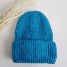 Lataa kuva Galleria-katseluun, Lämmin ja  ajaton SELJA beanie pipo. Paksu kääntöreuna takaa hyvän istuvuuden päähän.  Pipo kimaltelee hennosti sekaan laitetun lurex-langan ansiosta.  Materiaali 60% angora, 30villa, 10% viskoosi
