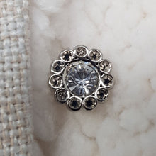 Lataa kuva Galleria-katseluun, Kaunis kannallinen strassinappi, materiaali muovi, kaksi väriä: hopea/ kirkas strassi ja matta hopea/ musta/ kirkas strassi, kaksi kokoa 10 mm ja 12 mm. Sopii mainiosti paitapuseroihin, mekkoihin ja koristeeksi esim. laukkuihin ja hattuihin.
