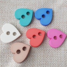 Lataa kuva Galleria-katseluun, Hauska ja värikäs perus läpiommeltava sydännappi, 22 mm, 6 eri väriä: valkoinen, beige, pinkki, punainen, turkoosi, sininen. Sopii lasten vaatteisiin, neuleisiin, koristeeksi ja askarteluun.
