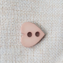 Lataa kuva Galleria-katseluun, Hauska ja värikäs perus läpiommeltava sydännappi, 22 mm, 6 eri väriä: valkoinen, beige, pinkki, punainen, turkoosi, sininen. Sopii lasten vaatteisiin, neuleisiin, koristeeksi ja askarteluun.
