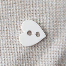 Lataa kuva Galleria-katseluun, Hauska ja värikäs perus läpiommeltava sydännappi, 22 mm, 6 eri väriä: valkoinen, beige, pinkki, punainen, turkoosi, sininen. Sopii lasten vaatteisiin, neuleisiin, koristeeksi ja askarteluun.
