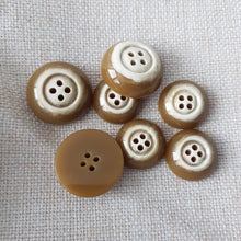 Lataa kuva Galleria-katseluun, Tyylikäs paksu meleerattu neule/takkinappi.  Värit: ruskea ja beige  Materiaali: polyester  Koko/paksuus: 23mm/ 8mm,  28mm/ 10mm
