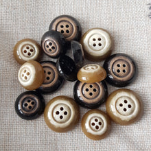 Lataa kuva Galleria-katseluun, Tyylikäs paksu meleerattu neule/takkinappi.  Värit: ruskea ja beige  Materiaali: polyester  Koko/paksuus: 23mm/ 8mm,  28mm/ 10mm
